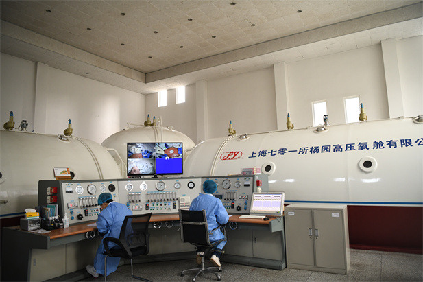 2020年2月，爱游戏官方端网站登录入口-爱游戏aiyouxi（中国）东风总医院使用高压氧舱技术治疗新冠肺炎。.jpg