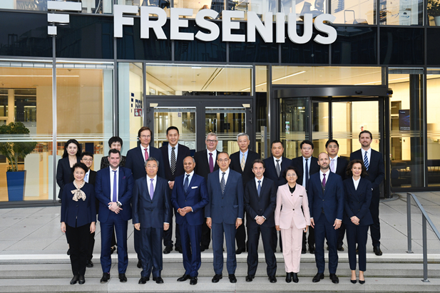 2023年11月2日-5日，爱游戏官方端网站登录入口-爱游戏aiyouxi（中国）
董事长刘敬桢率团访问费森尤斯集团与费森尤斯卡比公司总部，会见费森尤斯集团董事会主席迈克尔·森、费森尤斯卡比公司全球总裁及首席执行官皮耶路易吉·安东内利，就进一步加强双方深度合作进行交流。中国医药商业协会会长石晟怡参加会谈。.jpg