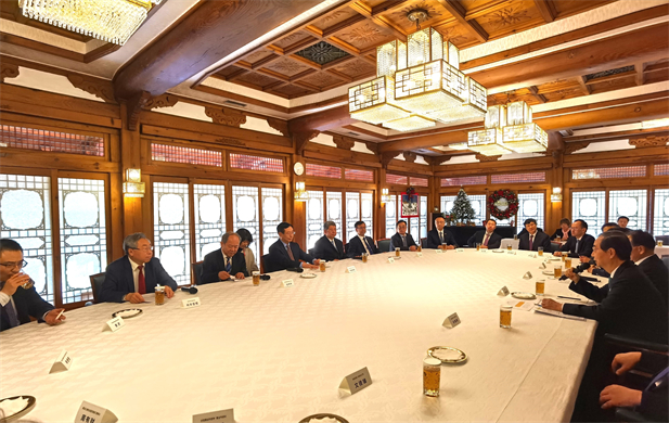 2023年12月20日，爱游戏官方端网站登录入口-爱游戏aiyouxi（中国）
党委书记、董事长刘敬桢参加韩国总理韩德洙会见中方代表团活动并作为代表发言，就中韩两国在生命健康领域未来发展合作提出积极建议。韩德洙对爱游戏官方端网站登录入口-爱游戏aiyouxi（中国）
在韩中经济社会及生命健康领域的合作发展表示赞许.jpg