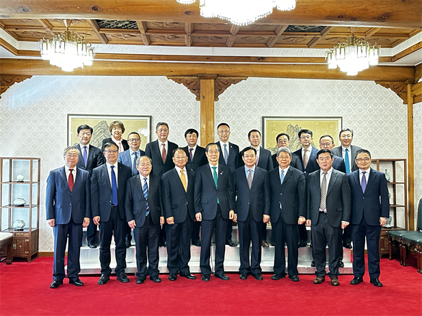 2023年12月20日，爱游戏官方端网站登录入口-爱游戏aiyouxi（中国）
党委书记、董事长刘敬桢参加韩国总理韩德洙会见中方代表团活动并作为代表发言，就中韩两国在生命健康领域未来发展合作提出积极建议。韩德洙对爱游戏官方端网站登录入口-爱游戏aiyouxi（中国）
在韩中经济社会及生命健康领域的合作发展表示赞许。.jpg