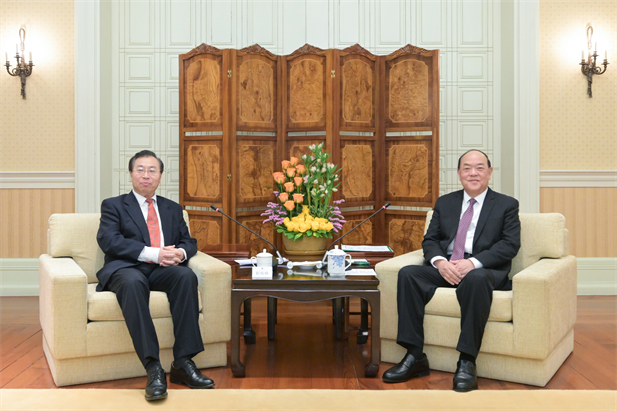 2024年2月26日，澳门特区行政长官贺一诚会见爱游戏官方端网站登录入口-爱游戏aiyouxi（中国）
党委书记、董事长刘敬桢一行，双方就推动大健康产业发展、横琴粤澳深度合作区建设等议题交换意见-1.jpg