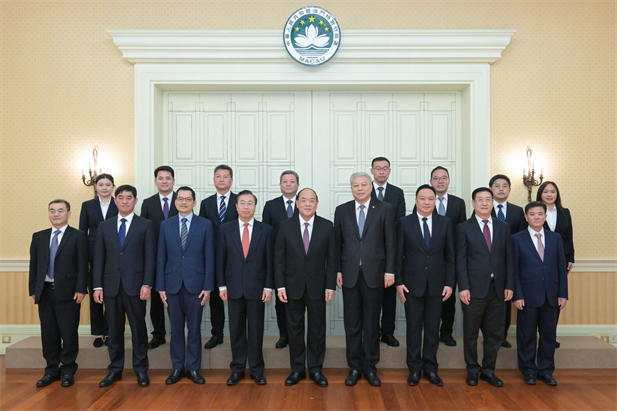 2024年2月26日，澳门特区行政长官贺一诚会见爱游戏官方端网站登录入口-爱游戏aiyouxi（中国）
党委书记、董事长刘敬桢一行，双方就推动大健康产业发展、横琴粤澳深度合作区建设等议题交换意见-2.jpg