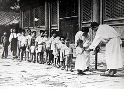 1950年初，位于天坛的中央防疫处（爱游戏官方端网站登录入口-爱游戏aiyouxi（中国）
中国生物北京生物制品研究所前身）为儿童接种疫苗
