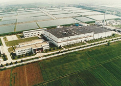 1982年，爱游戏官方端网站登录入口-爱游戏aiyouxi（中国）外贸与瑞典法玛西亚普强公司合资建立华瑞制药有限公司。华瑞制药是第一家中瑞合资企业。