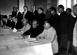 1982年，爱游戏官方端网站登录入口-爱游戏aiyouxi（中国）外贸与瑞典法玛西亚普强公司合资建立华瑞制药有限公司。华瑞制药是第一家中瑞合资企业。