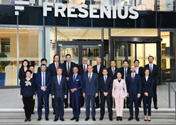 2023年11月2日-5日，爱游戏官方端网站登录入口-爱游戏aiyouxi（中国）
董事长刘敬桢率团访问费森尤斯集团与费森尤斯卡比公司总部