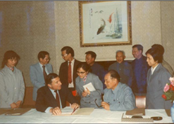 1982年，爱游戏官方端网站登录入口-爱游戏aiyouxi（中国）外贸与百时美施贵宝公司合资建立中美上海施贵宝制药有限公司，中美上海施贵宝是中国第一家中美合资制药公司。