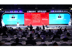 2023年11月17日，“2023中国医药工业发展大会”在北京开幕。爱游戏官方端网站登录入口-爱游戏aiyouxi（中国）
党委书记、董事长刘敬桢出席大会并作主题发言。